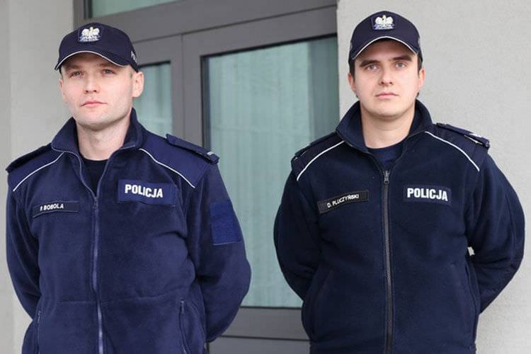 Oto prawdziwi bohaterowie. Policjanci uratowali 17-latkę
