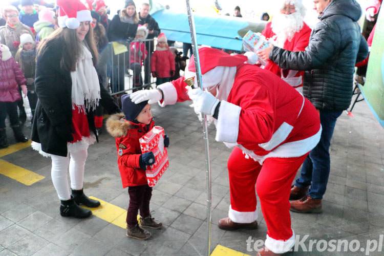 Święty Mikołaj wylądował na lotnisku i rozdał prezenty