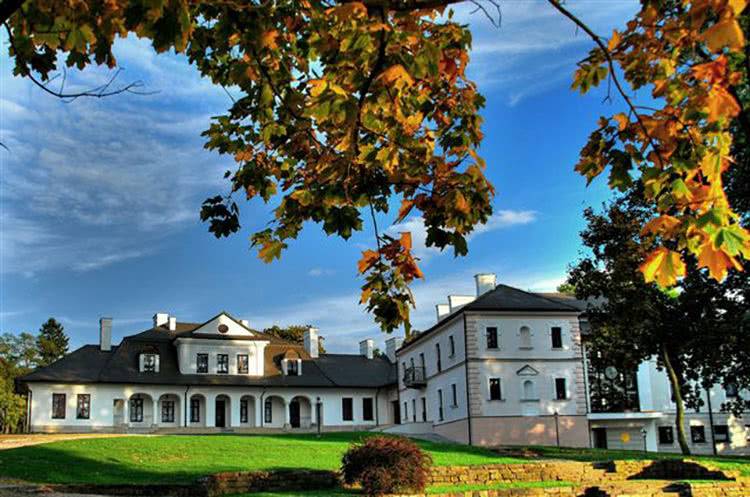 Restauracja Magnolia i Dwór Kombornia w przewodniku Gault&Millau na rok 2017