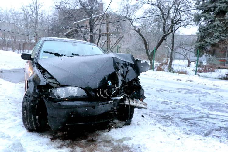 BMW na słupie energetycznym