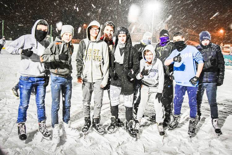 Lodowisko w Dukli otwarte, chętnych do jazdy nie zabrakło