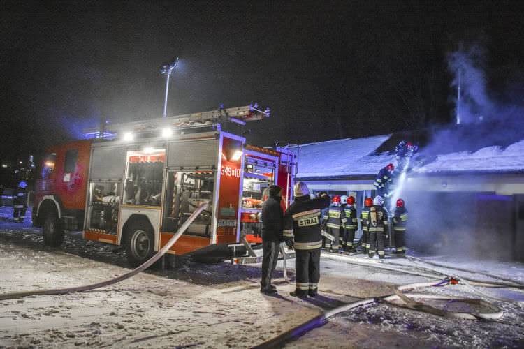 Dukla. Pożar garażu obok kościoła