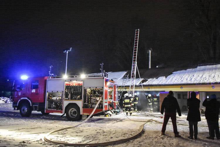 Dukla. Pożar garażu obok kościoła