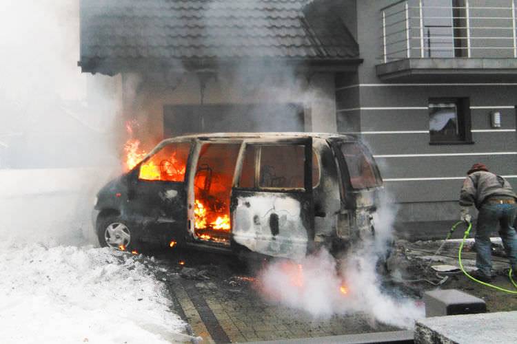 Pożar samochodu w Iwoniczu. Auto płonęło przed domem