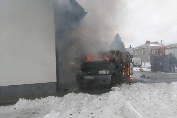 Pożar samochodu w Iwoniczu. Auto płonęło przed domem