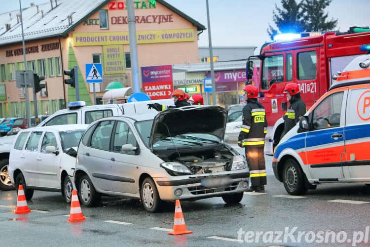 Kolizja 4 samochodów na skrzyżowaniu