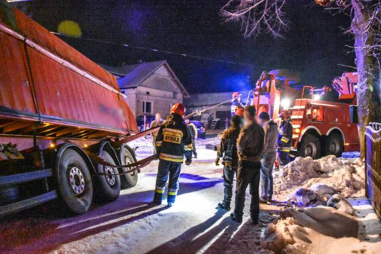 Teodorówka. Ześlizgnął się naczepą do rowu