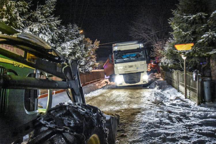 Teodorówka. Ześlizgnął się naczepą do rowu