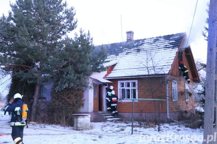 Pożar na strychu drewnianego domu