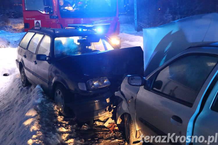 Czołowe zderzenie w Węglówce, kobieta i dwoje dzieci w szpitalu
