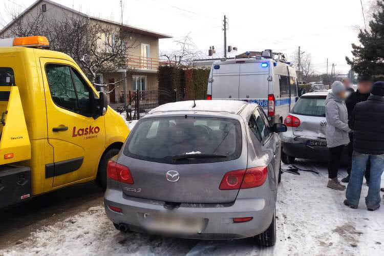 Zderzenie dwóch samochodów w Pustynach