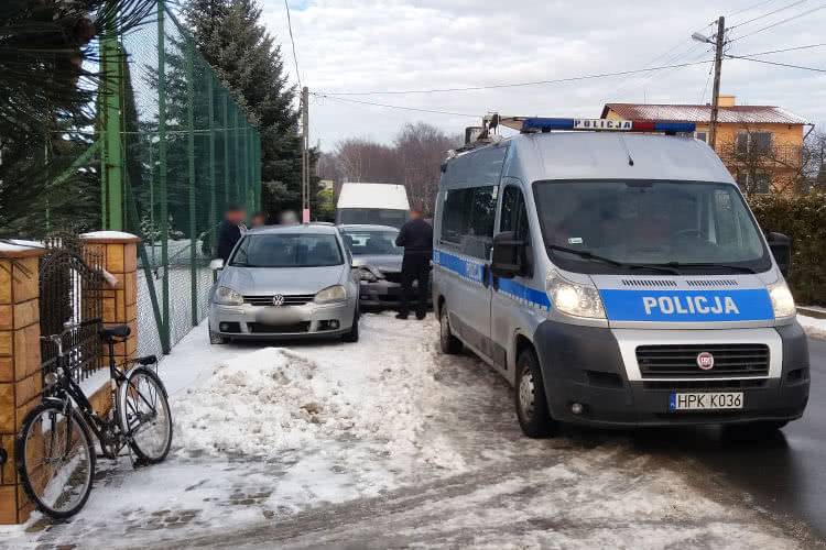 Zderzenie dwóch samochodów w Pustynach