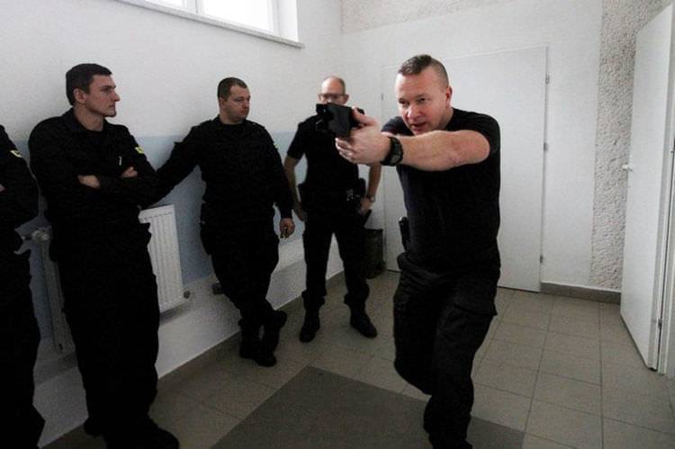 Szkolili się, jak używać paralizatora