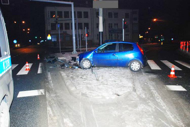 Pijany 29-latek wjechał w sygnalizator i uciekł