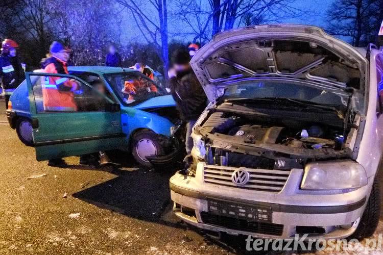 Zderzenie dwóch aut na skrzyżowaniu