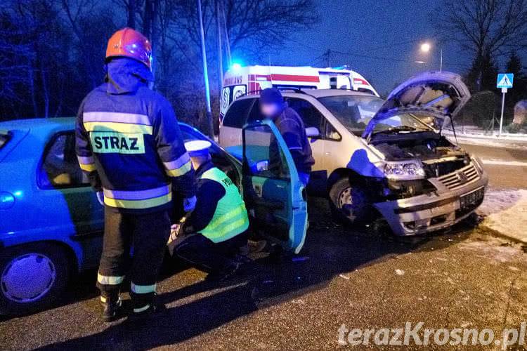 Zderzenie dwóch aut na skrzyżowaniu