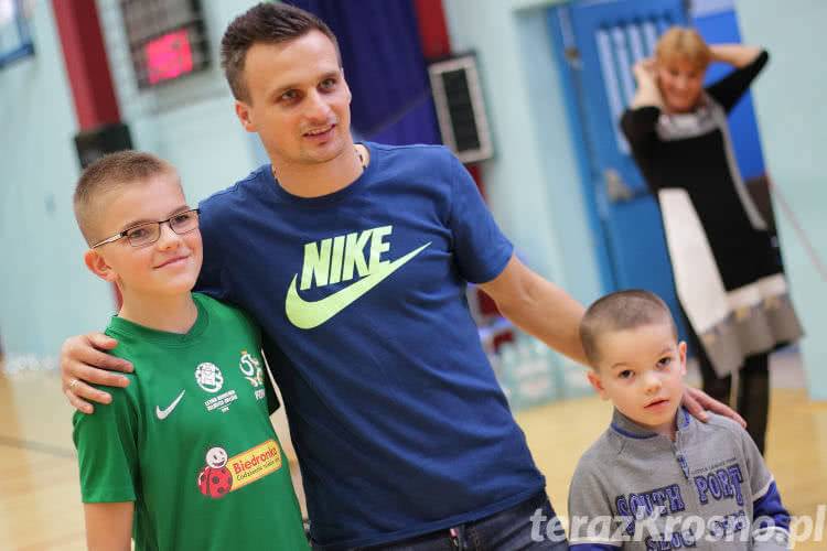 Beniaminek Krosno z pucharem Sławomira Peszki