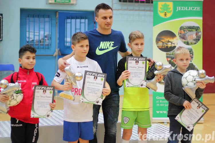 Beniaminek Krosno z pucharem Sławomira Peszki