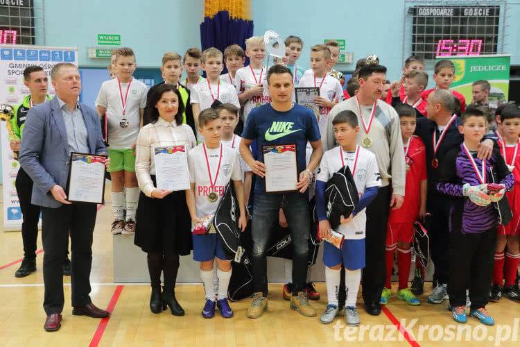 Beniaminek Krosno z pucharem Sławomira Peszki