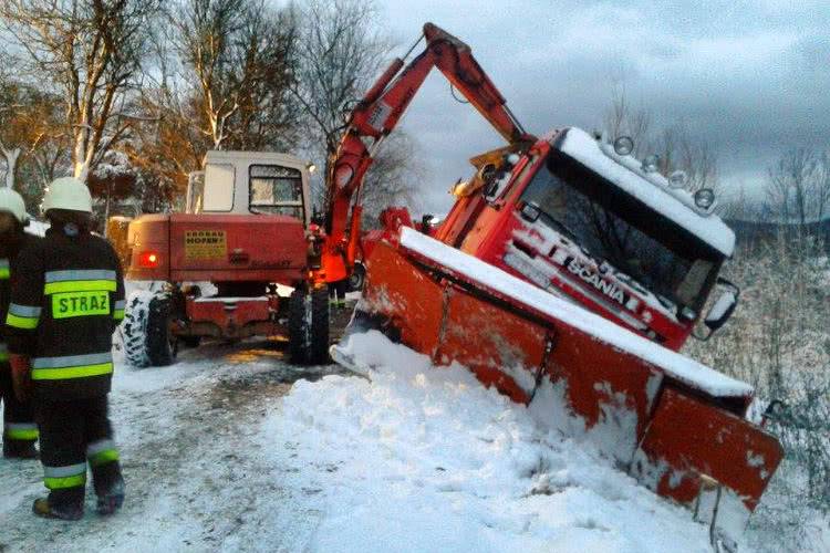 Pługopiaskarka wpadła do rowu