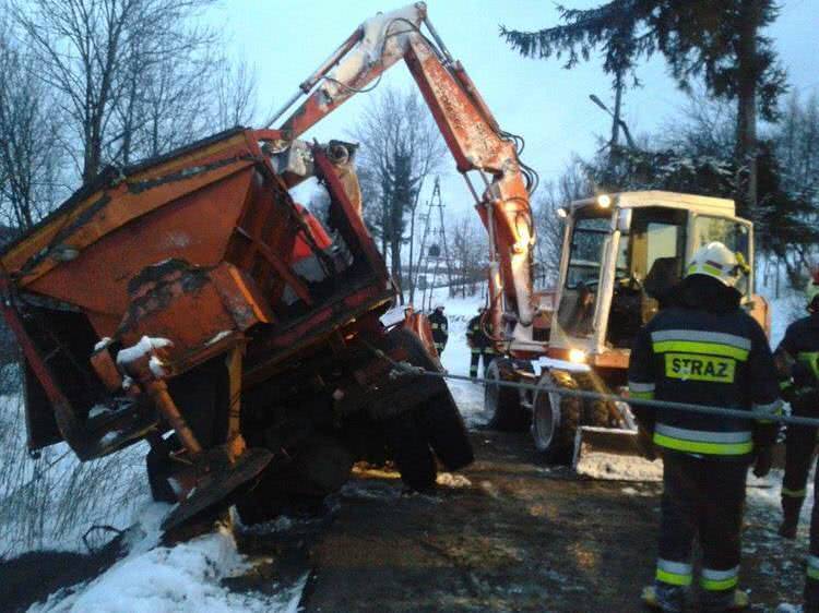 Pługopiaskarka wpadła do rowu