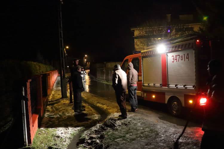 Zalana droga w Świerzowej Polskiej. Pomogli strażacy
