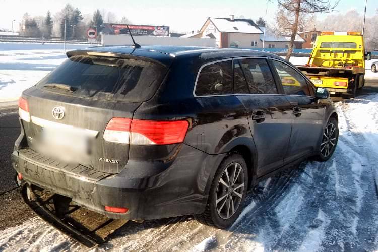 Najechanie na tył pojazdu przyczyną kolizji drogowej