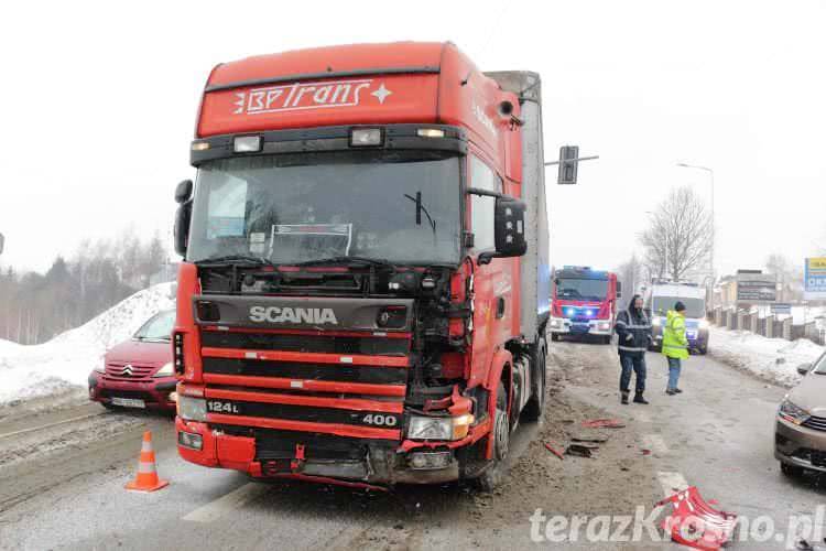 Zderzenie osobówki i tira w Krośnie
