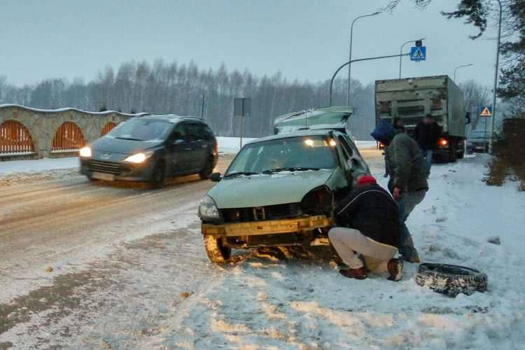 Nie opanowała samochodu, uderzyła w ciężarówkę