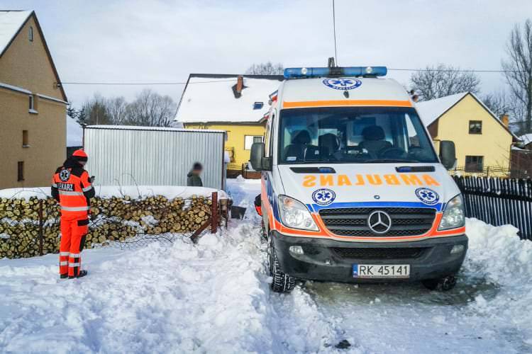 Karetka utknęła w śniegu. Pomogli strażacy i mieszkańcy