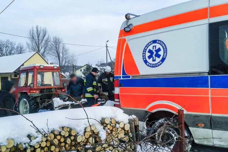 Karetka utknęła w śniegu. Pomogli strażacy i mieszkańcy