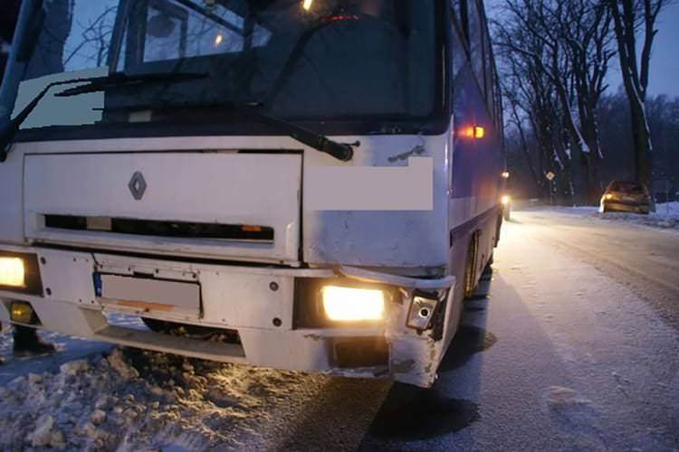 Krościenko Wyżne. Autobus wjechał w osobówkę