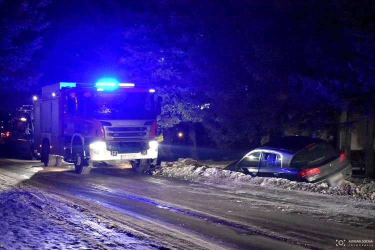 Renault w rowie. Kto kierował samochodem?