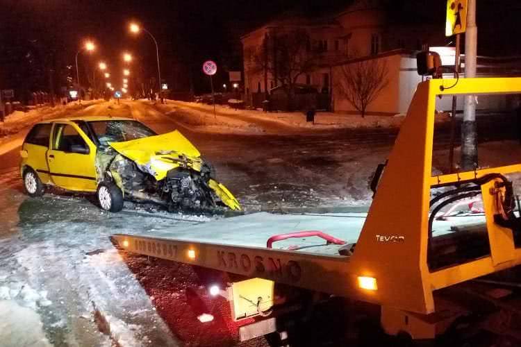 Roztrzaskany fiat. Policja ustala kto kierował