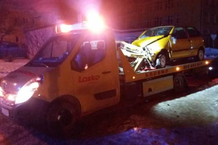 Roztrzaskany fiat. Policja ustala kto kierował