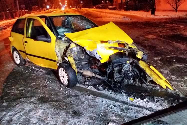Roztrzaskany fiat. Policja ustala kto kierował