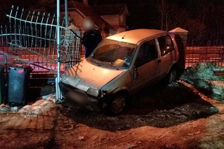Uniknął zderzenia ale wjechał w ogrodzenie