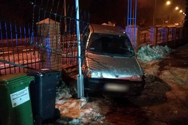 Uniknął zderzenia ale wjechał w ogrodzenie