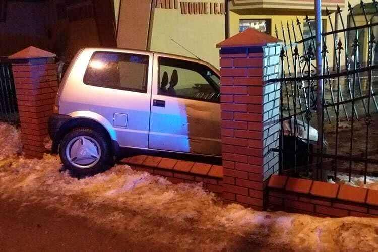 Uniknął zderzenia ale wjechał w ogrodzenie
