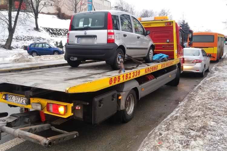 Kolizja na Legionów. Samochód wjechał w autobus