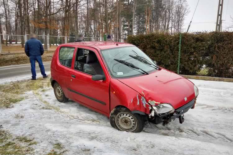 Długie. Kobieta wjechała w ogrodzenie