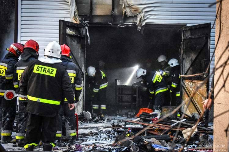 Groźny pożar garażu w budynku mieszkalnym
