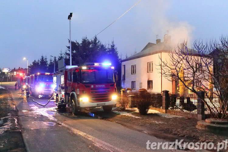 Groźny pożar garażu w budynku mieszkalnym