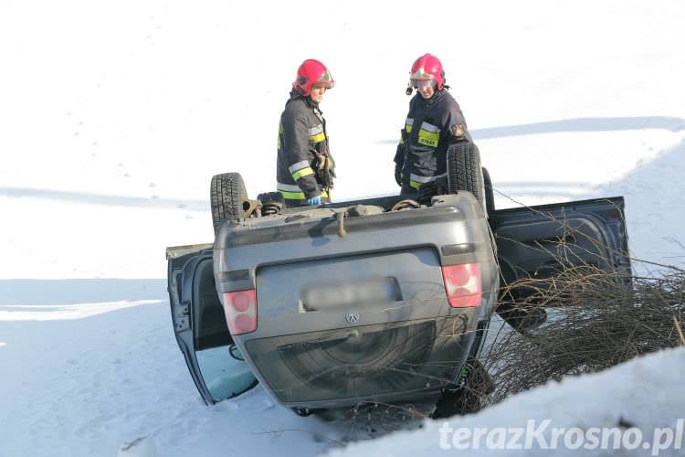 Dachowanie samochodu w Łękach Strzyżowskich