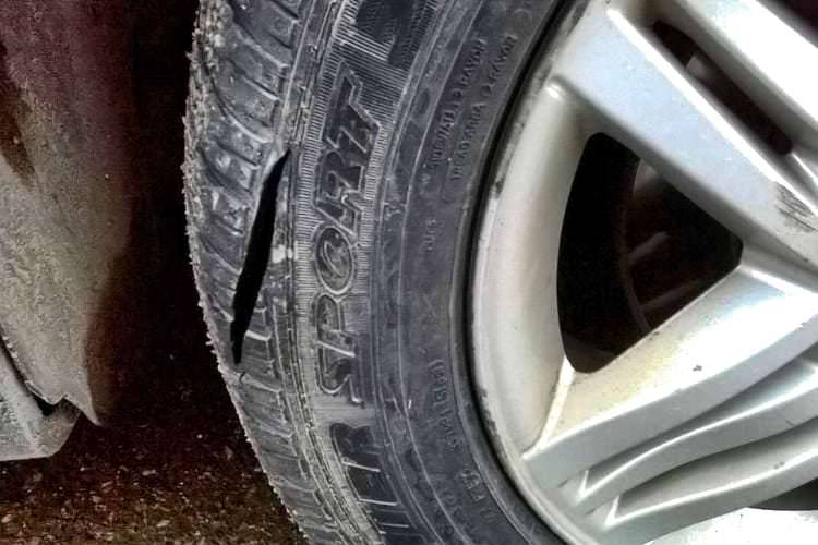 Przecięli nożem wszystkie opony