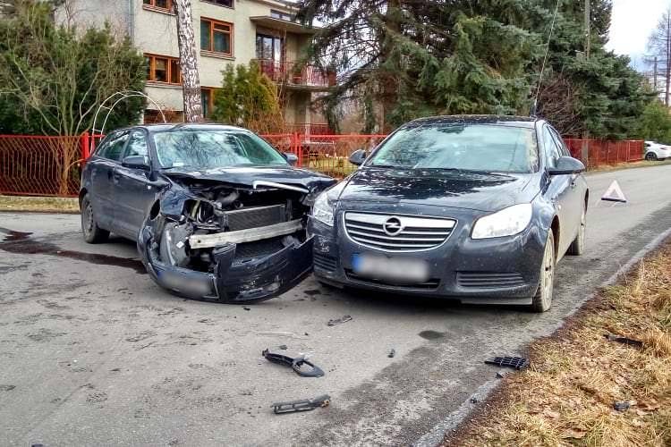Zderzenie audi i opla w Zręcinie