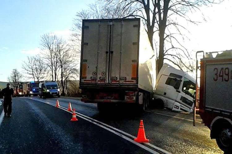 Wypadek w Tylawie. Tir uderzył w drzewo