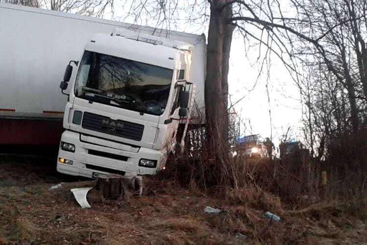 Wypadek w Tylawie. Tir uderzył w drzewo