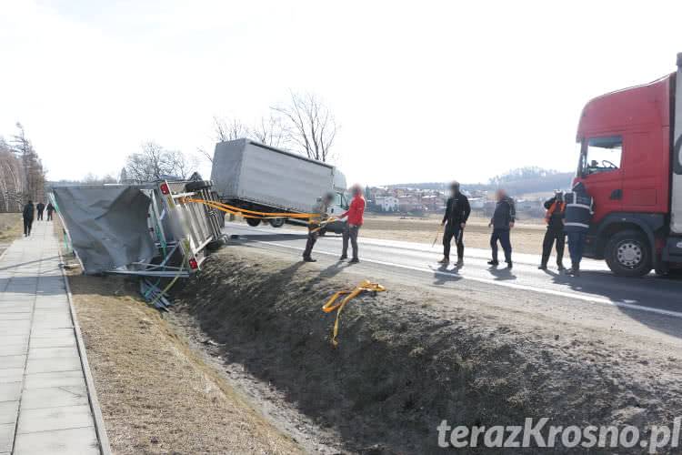 Rymanów. Wiatr zdmuchnął z drogi lawetę