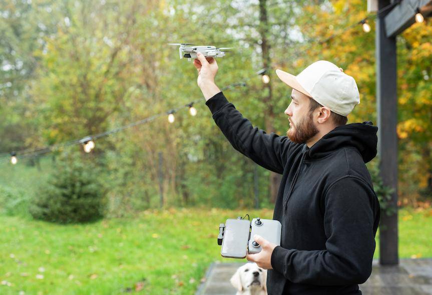 Tani i bezpieczny dron pod choinkę dla początkujących
